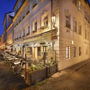 Hotel At The Golden Scissors, Praag